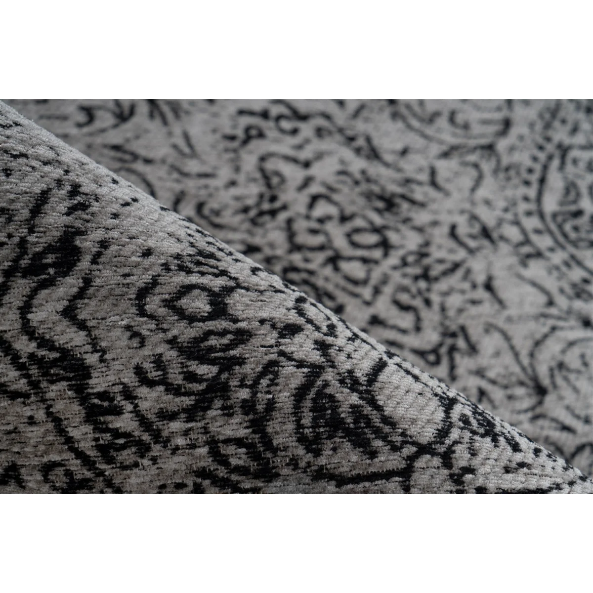 Tapis oriental rectangulaire gris anthracite effet vieilli avec motif et texture visible