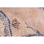 Tapis oriental rectangulaire rose poudré avec motifs bleus et tissés beige et bleu