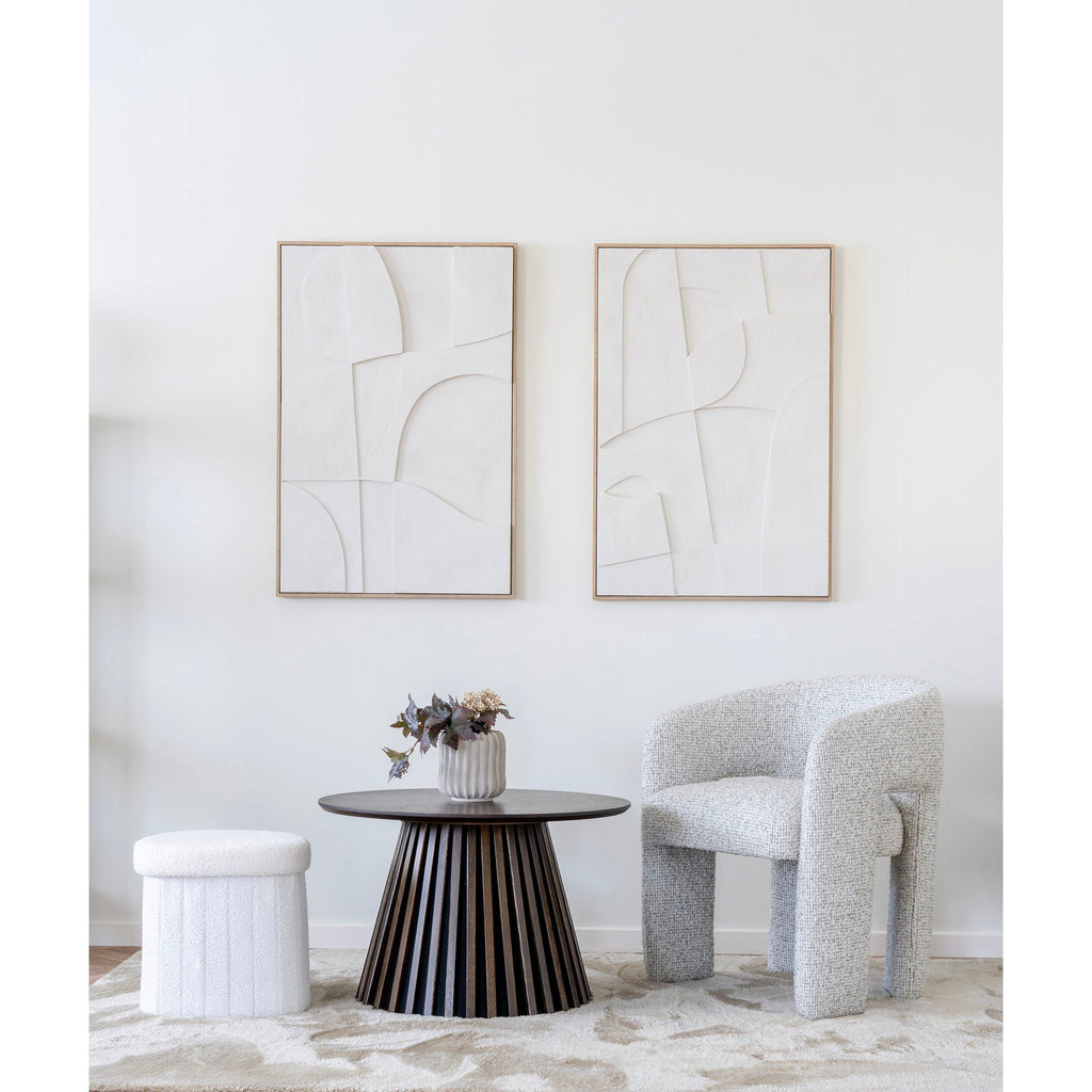 Fauteuil gris texturé moderne sculptural avec dossier rond, tapis polyester sable 160x230 cm rectangulaire