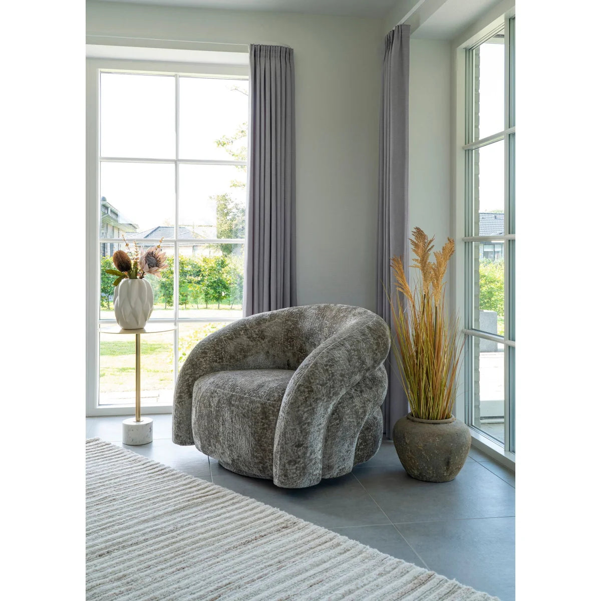 Fauteuil en velours gris près de fenêtres, tapis ivoire rayé 160x230 cm