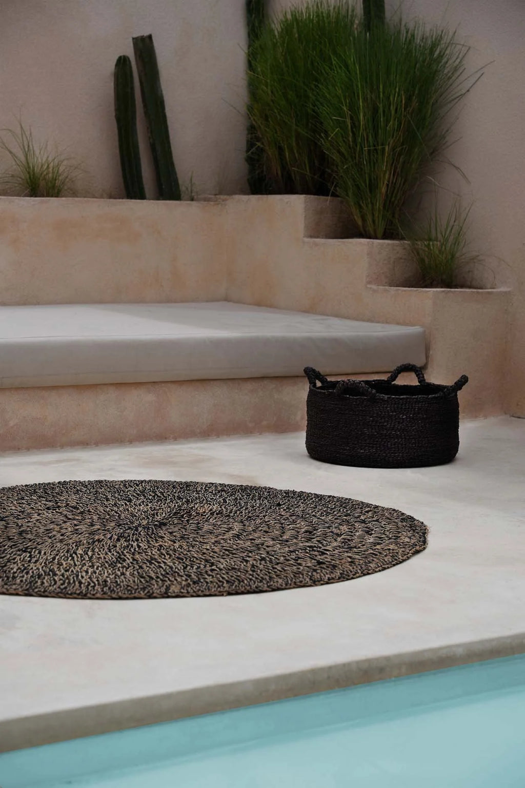 Tapis rond en herbe marine et raphia noir naturel Ø200 cm