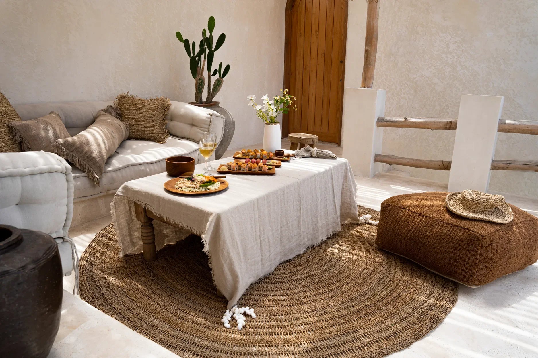 Tapis rond en herbiers marins naturels 150 cm dans un salon bohème style