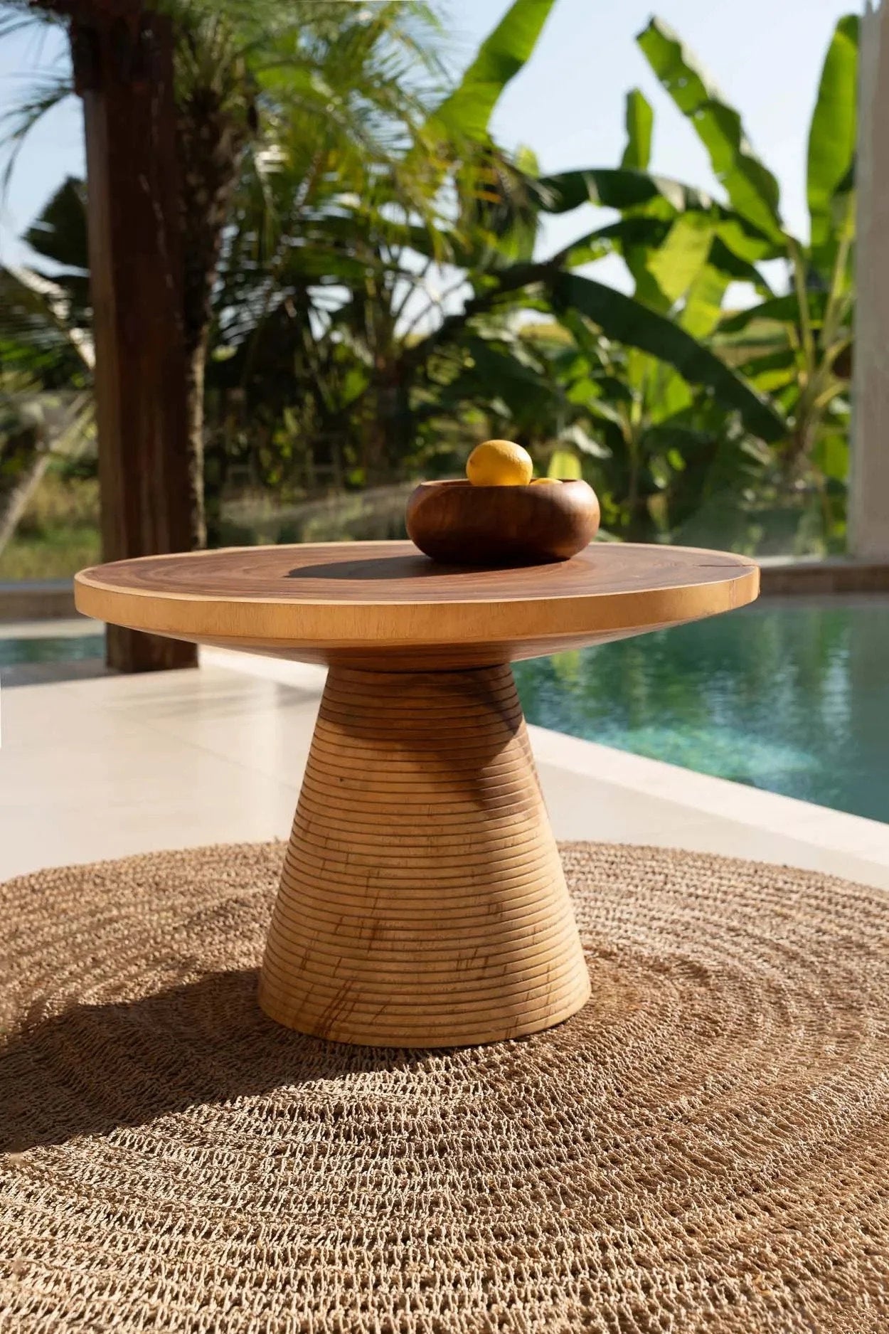 Table d’appoint en bois avec dessus marron foncé et base conique claire dans style bohème