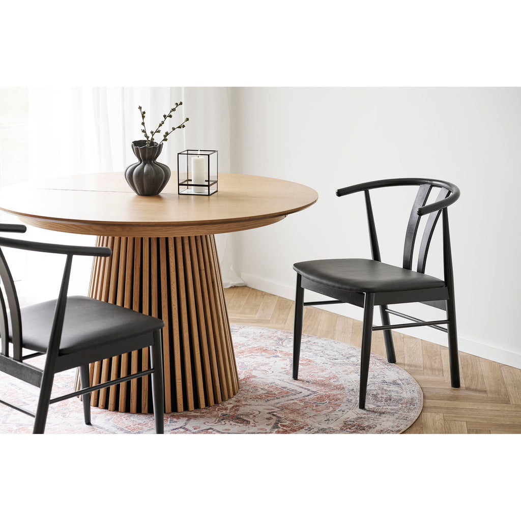 Chaise de salle à manger moderne noire en bois, dossier courbé élégant et siège rembourré, tapis rond persan orange et bleu Ø200 cm