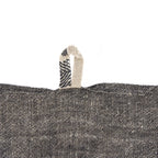 Torchon en lin naturel rayé noir et beige avec boucle d’accroche texturée