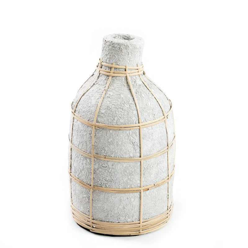 Geschwungene Vase aus Beton und Naturrattan in Grau für Trockenblumen – H24 cm