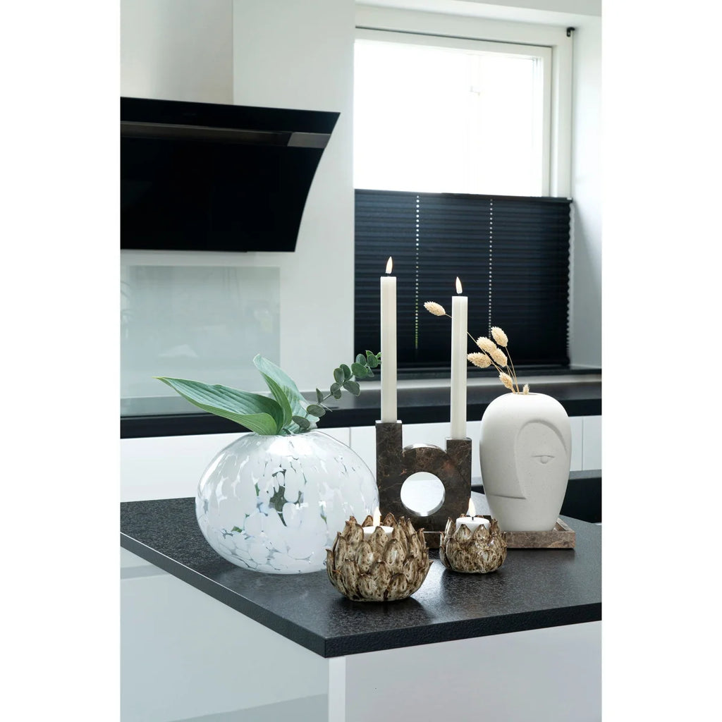 Vase en céramique blanche mate texturée marbrée avec feuilles vertes, H19 cm
