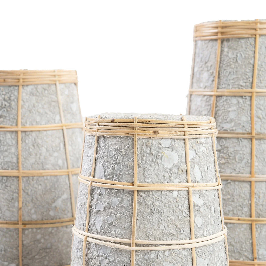Vase conique en terre cuite et rotin & béton – H22 cm