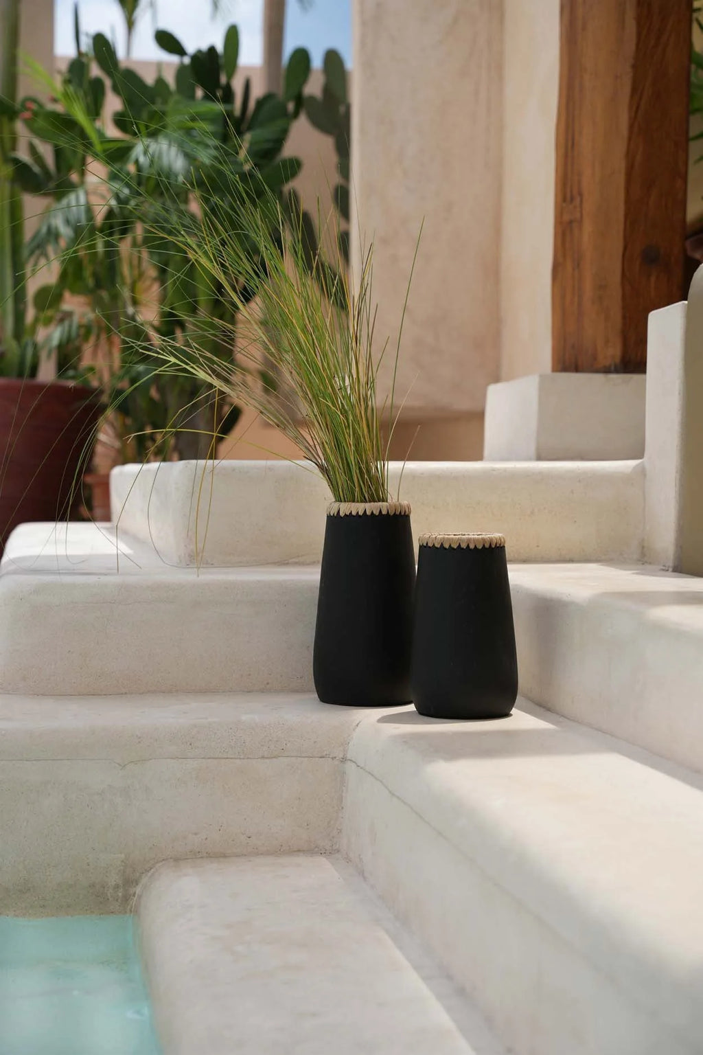Vases décoratifs cylindriques noirs en terre cuite avec accents d’herbes sèches