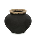 Vase décoratif noir en terre cuite avec pot rond, mat, texture et bord en tissage brun
