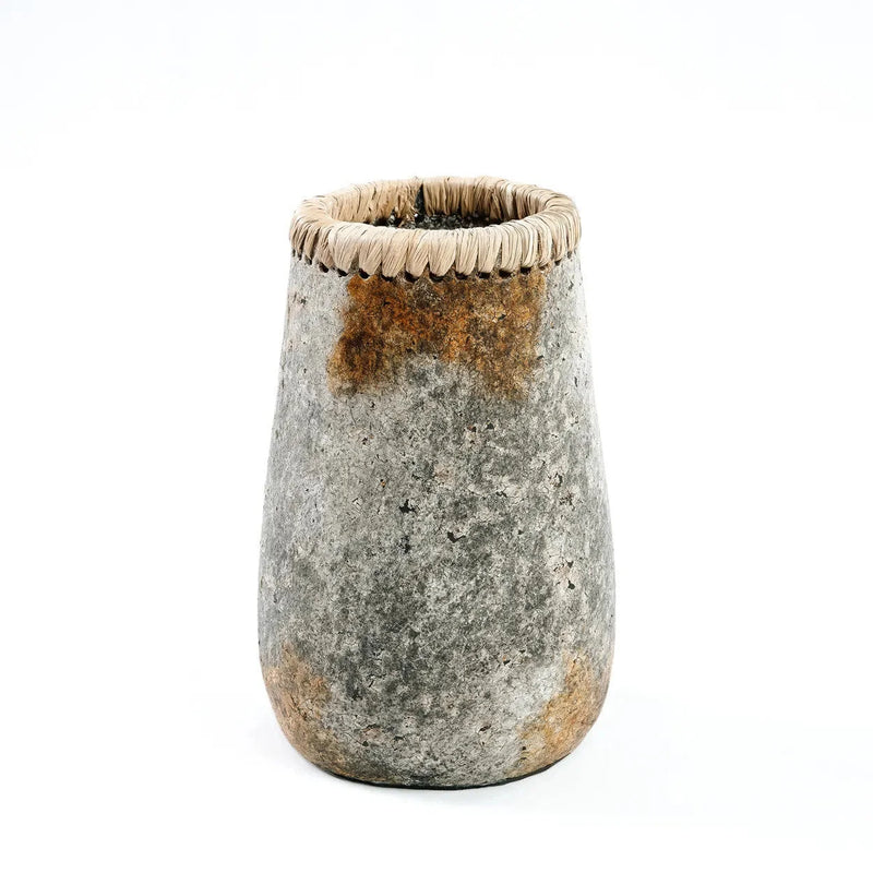 Deko-Vase aus grau patinierter Terrakotta mit geflochtenem Hals – H22 cm