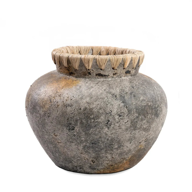Deko-Vase aus grauer Terrakotta mit geflochtenem Raffia-Hals – H23 cm
