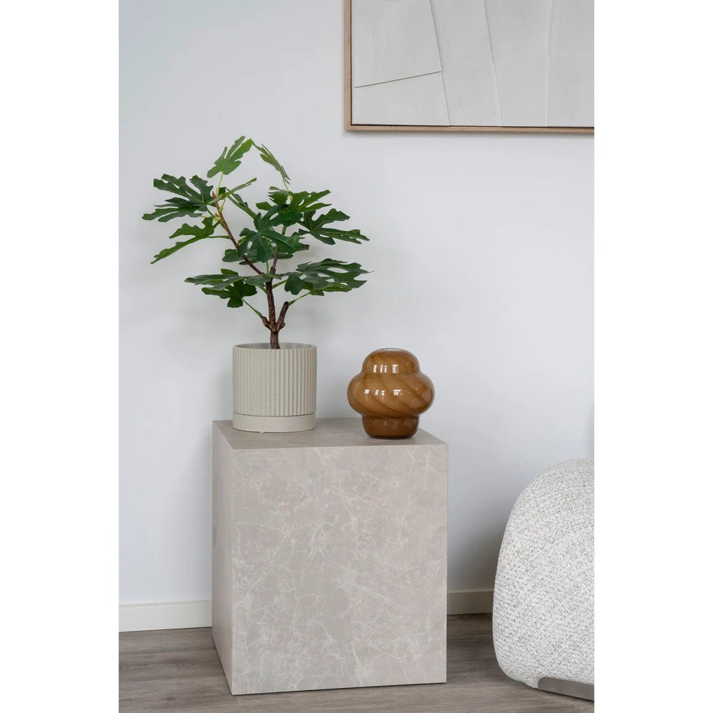 Arbre à figuier vert luxuriant en pot céramique beige nervuré