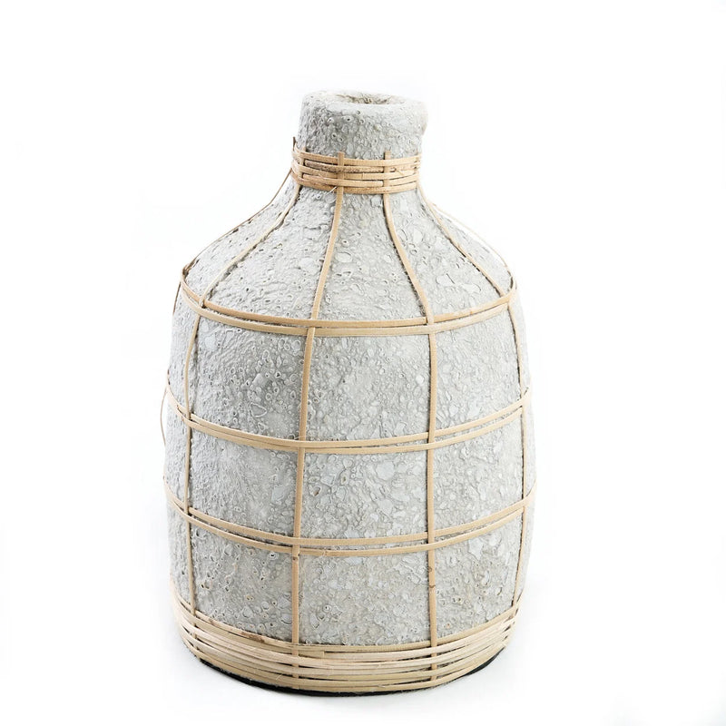 Ovale Vase aus Terrakotta in Betonoptik mit Naturrattan – H23 cm