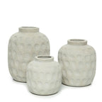 Vase rond en terre cuite effet béton gris avec trois vases en céramique off-white
