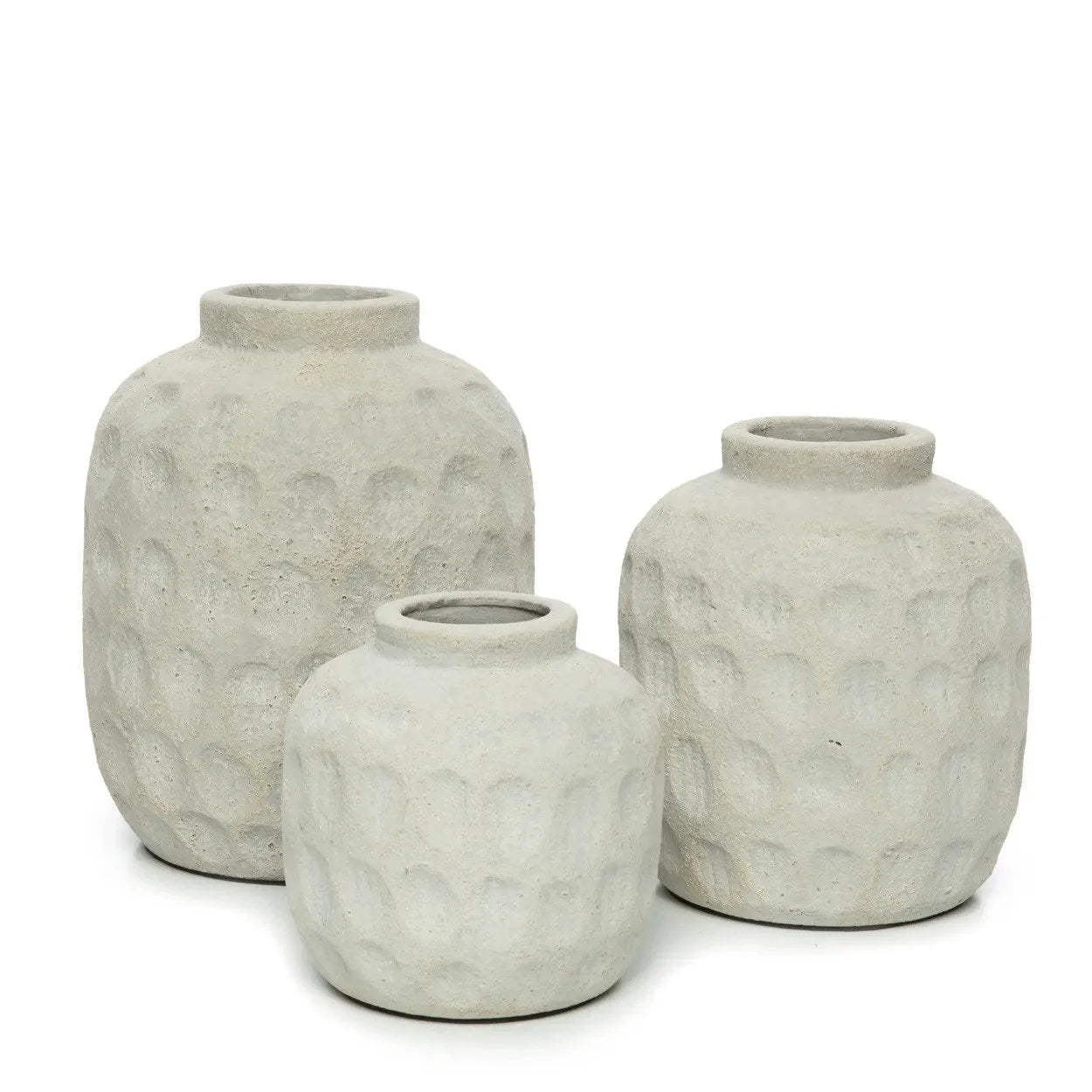 Vase rond en terre cuite effet béton gris avec trois vases en céramique off-white