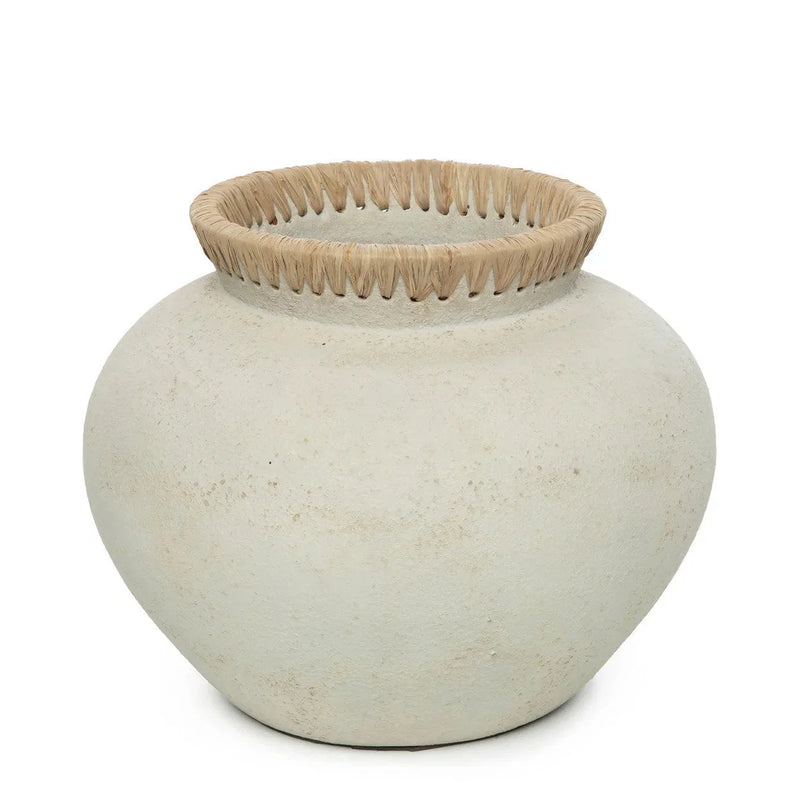 Runde Vase aus Terrakotta in Steinoptik mit Hals aus Raffia in Beige – H27 cm