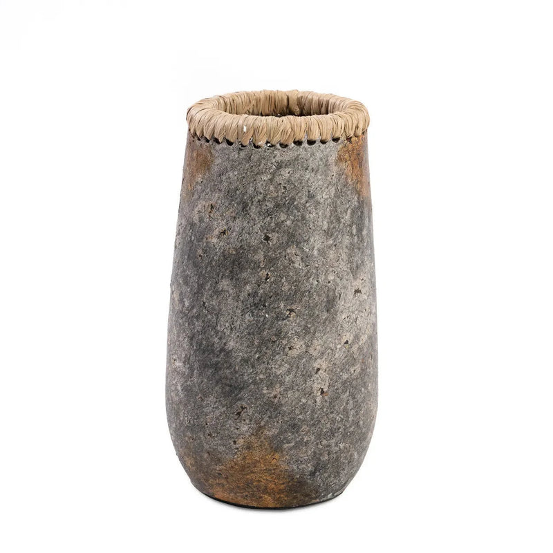Terrakotta-Vase in Antikgrau mit Rand aus Raffia – H26 cm
