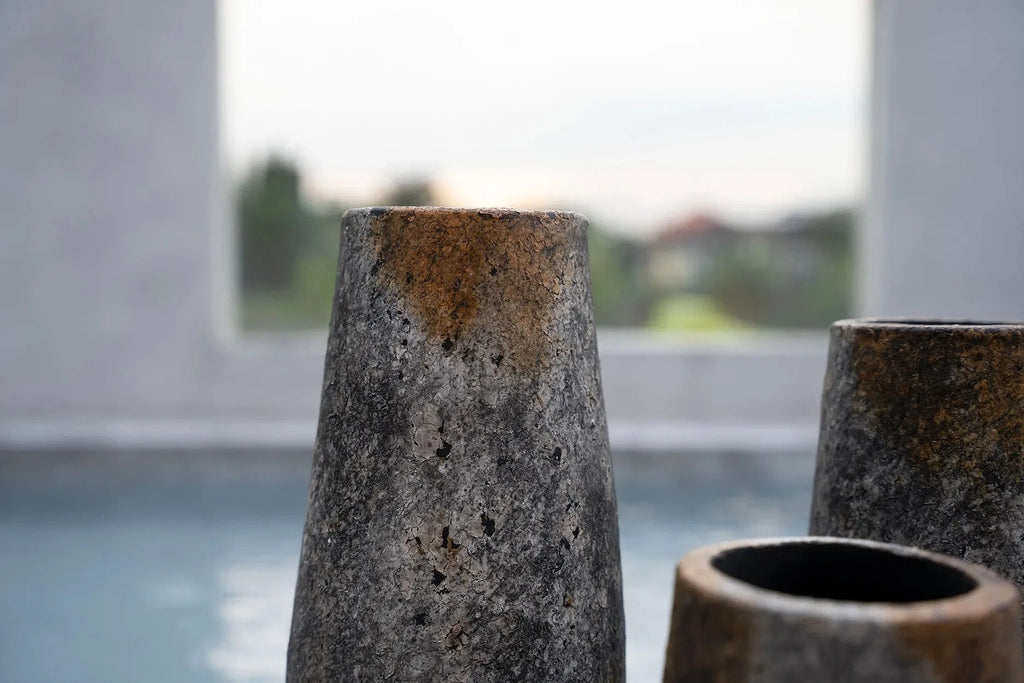 Vase en terre cuite gris antique effet minéral – H22 cm