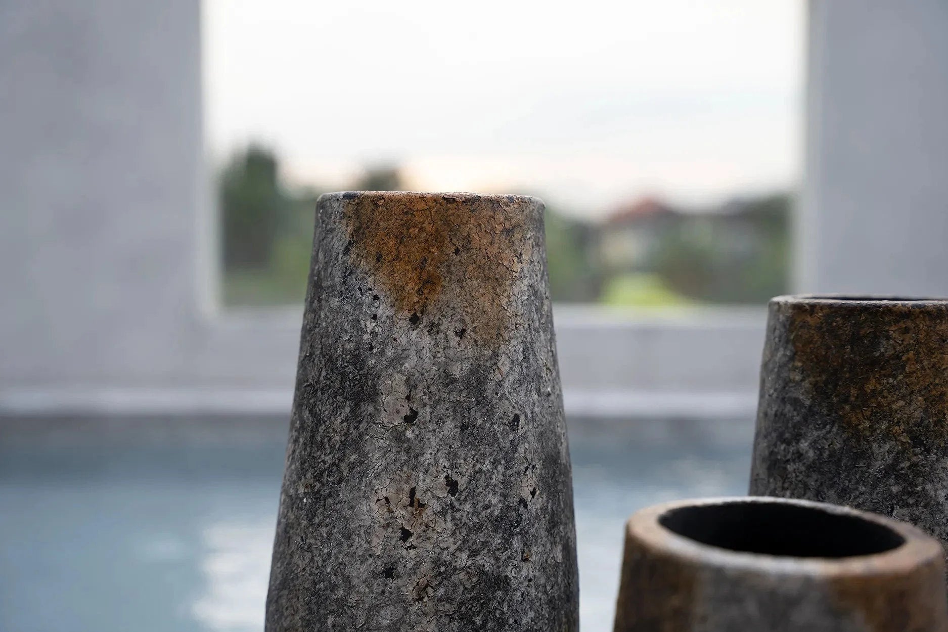 Vase en terre cuite gris antique effet minéral – H22 cm