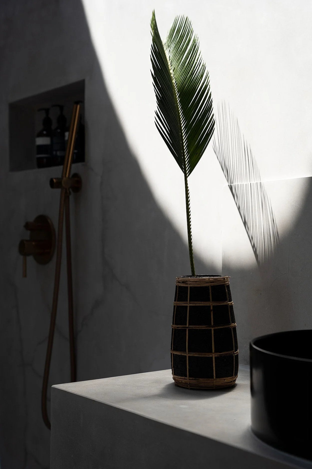 Vase en terre cuite noir avec détail en rotin tressé – H22 cm