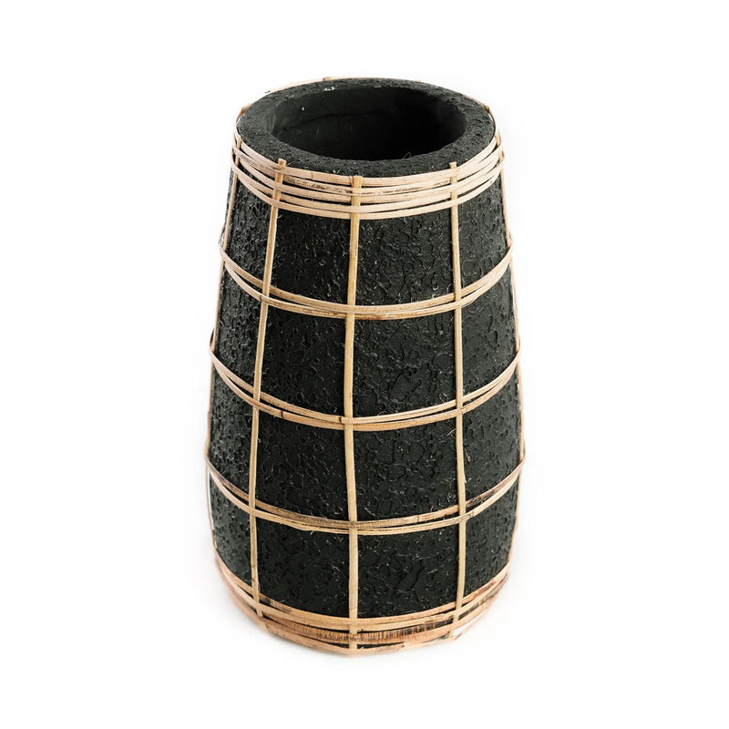 Terrakotta-Vase in Schwarz mit geflochtenem Rattandetail – H22 cm
