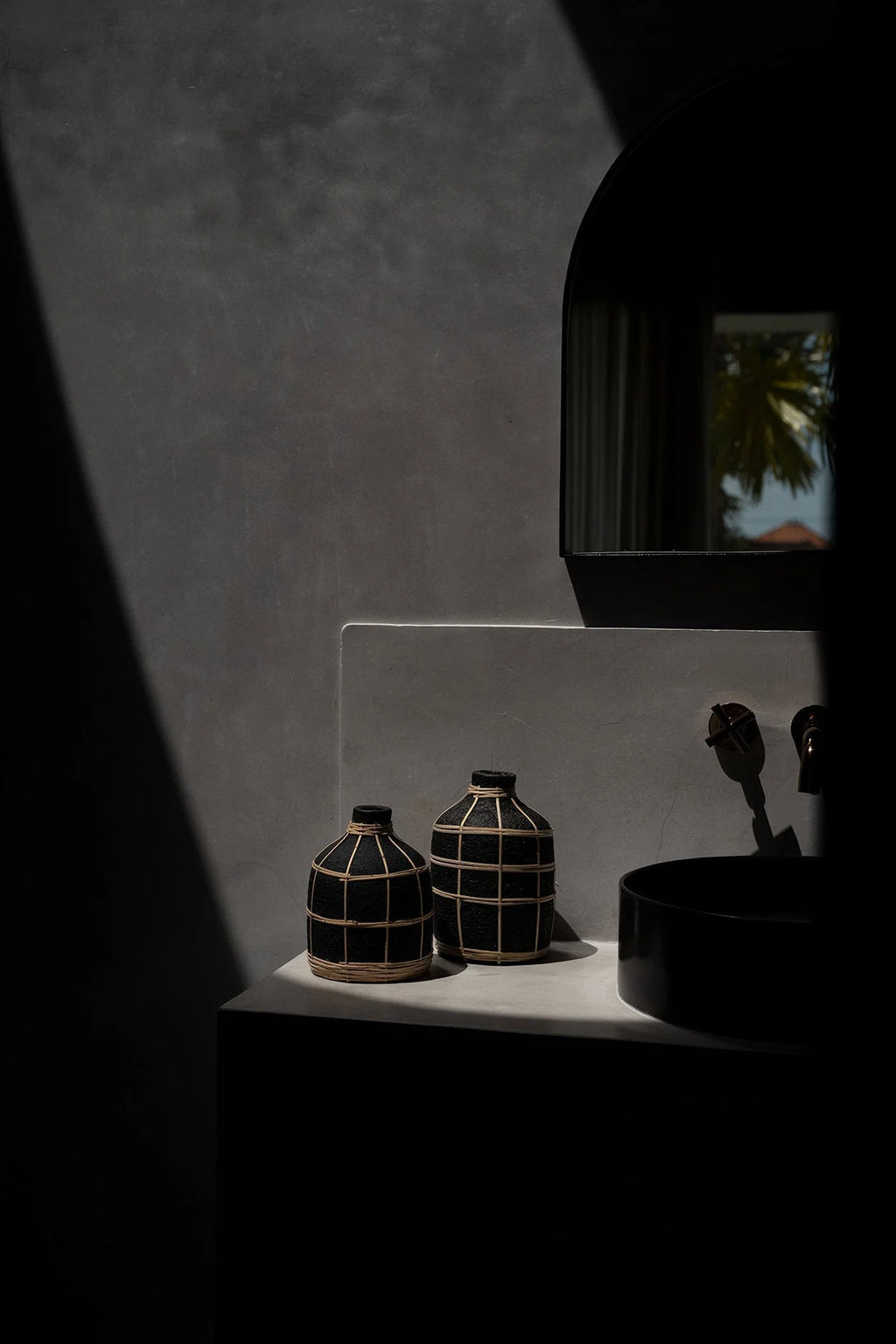 Vase en terre cuite et rotin noir 19 cm décoratif