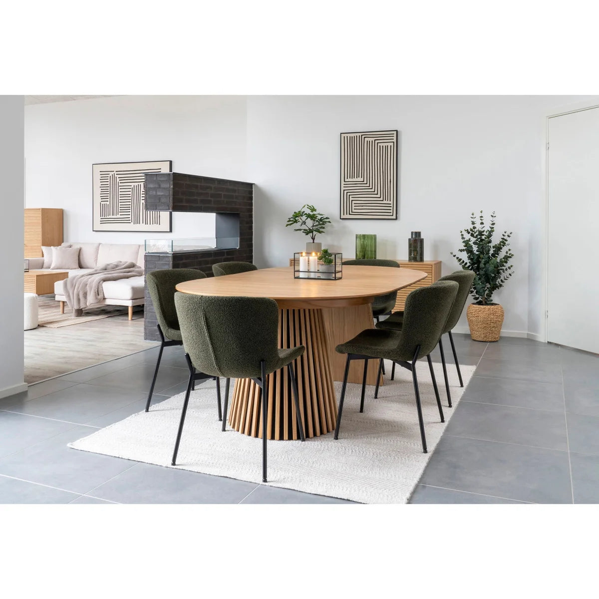 Table à manger ovale en bois avec base cannelée conique et chaises vertes rembourrées