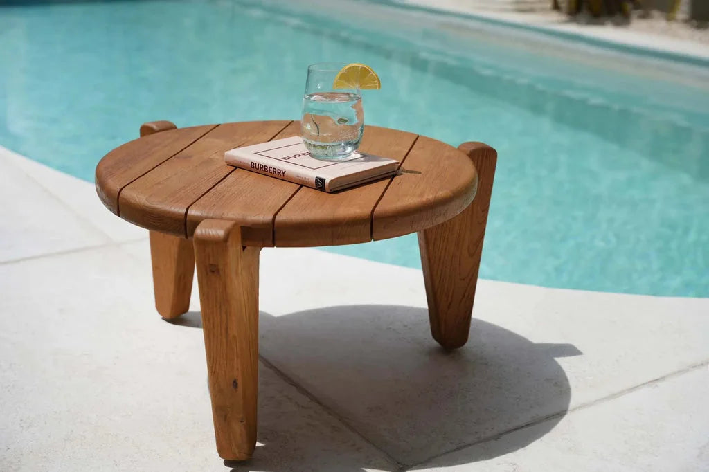 Table d’appoint en bois avec verre d’eau dans un style moderne et élégant