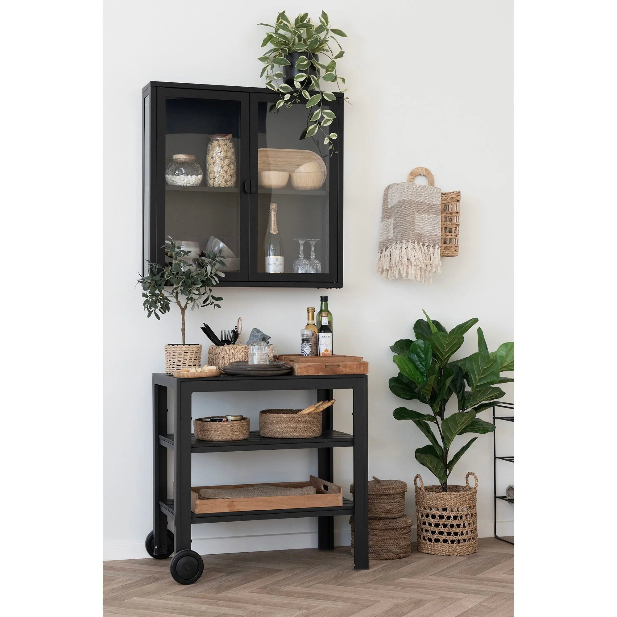 Vitrine murale en métal noir à portes vitrées 80x18 cm avec étagères, plateaux bois et paniers tressés